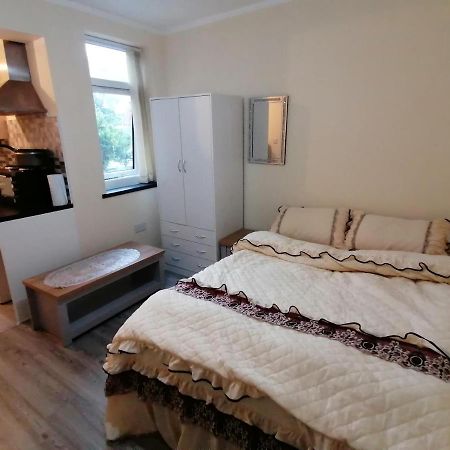 Self-Contained Studio Flat Bathrooms Kitchens Upgrade Locations To City Centre 15 Minutes Walking Distance Nottingham Universities Queen Hospitals City Hospitals ภายนอก รูปภาพ