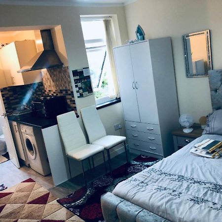 Self-Contained Studio Flat Bathrooms Kitchens Upgrade Locations To City Centre 15 Minutes Walking Distance Nottingham Universities Queen Hospitals City Hospitals ภายนอก รูปภาพ