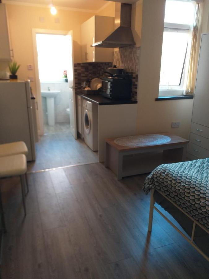 Self-Contained Studio Flat Bathrooms Kitchens Upgrade Locations To City Centre 15 Minutes Walking Distance Nottingham Universities Queen Hospitals City Hospitals ภายนอก รูปภาพ
