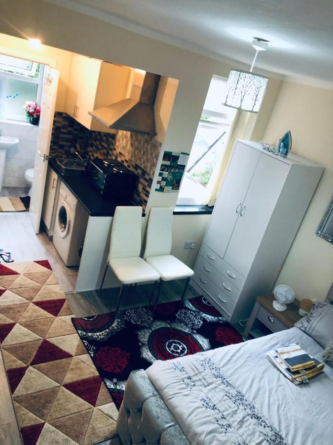 Self-Contained Studio Flat Bathrooms Kitchens Upgrade Locations To City Centre 15 Minutes Walking Distance Nottingham Universities Queen Hospitals City Hospitals ภายนอก รูปภาพ