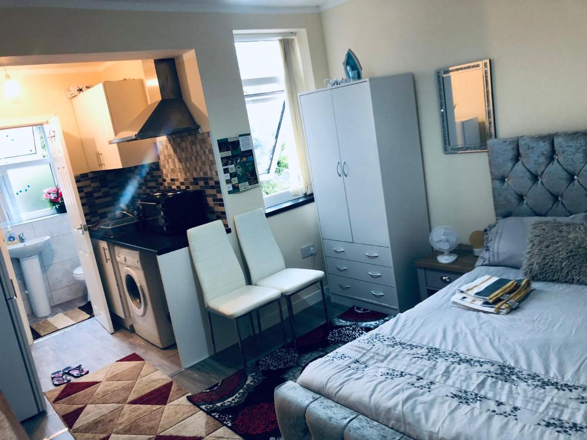 Self-Contained Studio Flat Bathrooms Kitchens Upgrade Locations To City Centre 15 Minutes Walking Distance Nottingham Universities Queen Hospitals City Hospitals ภายนอก รูปภาพ